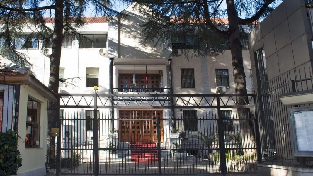 Tjetër konflikt tek Gjykata e Apelit. Një person kërcënon rojën