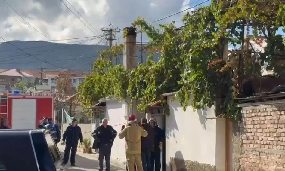 Zjarri në Maliq kthehet në tragjedi/ Humb jetën nëna dhe djali 14-vjeçar