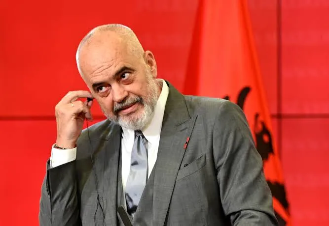 Rama po “blen” gjithkënd që mund të dëmtojë kundështarët