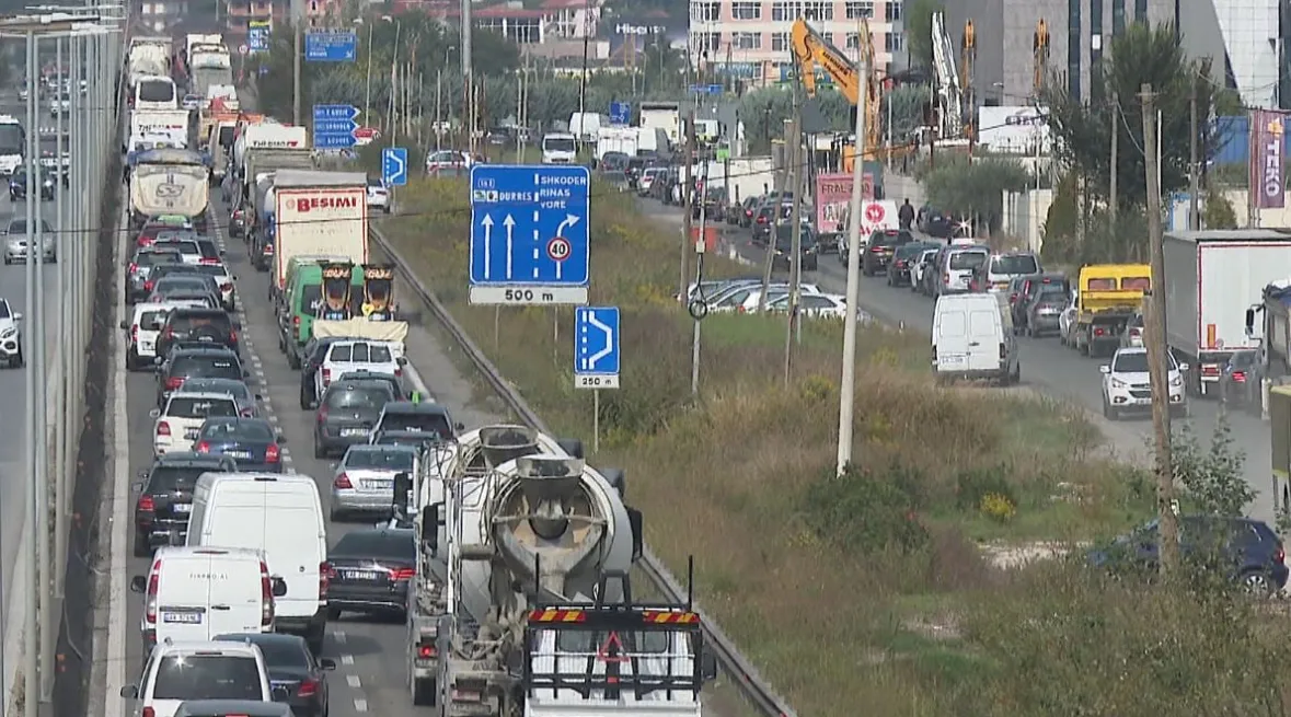 Pas trafikut kilometrik, pezullohen punimet në autostradën Tiranë–Durrës