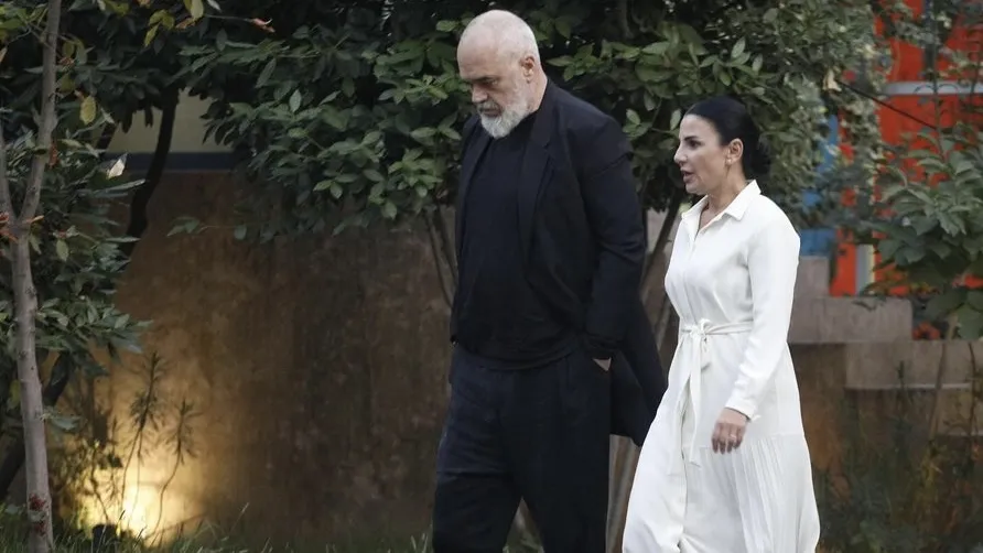 Edi Rama i ka larë duart me Belinda Ballukun