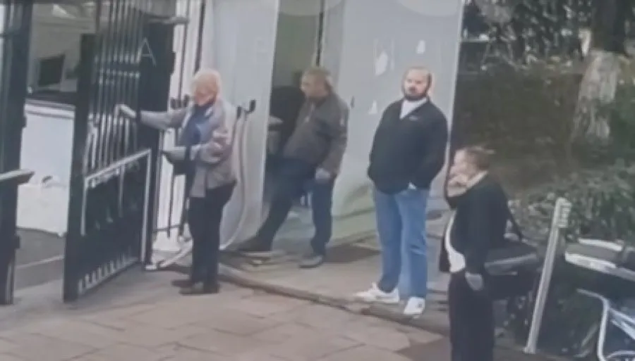 U plagos në seancën ku u vra gjyqtari Astrit Kalaja, Ervis Kurtaj: Mora babain nga dora dhe nisa të largohem, por Elvisi qëlloi drejt nesh