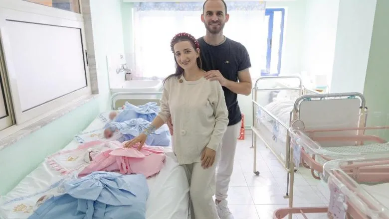 Mrekulli në Tiranë, nëna sjell në jetë katërnjakë