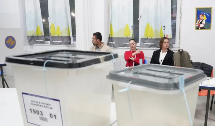 Kosova në zgjedhe/ Qytetarët i drejtohen kutive të votimit