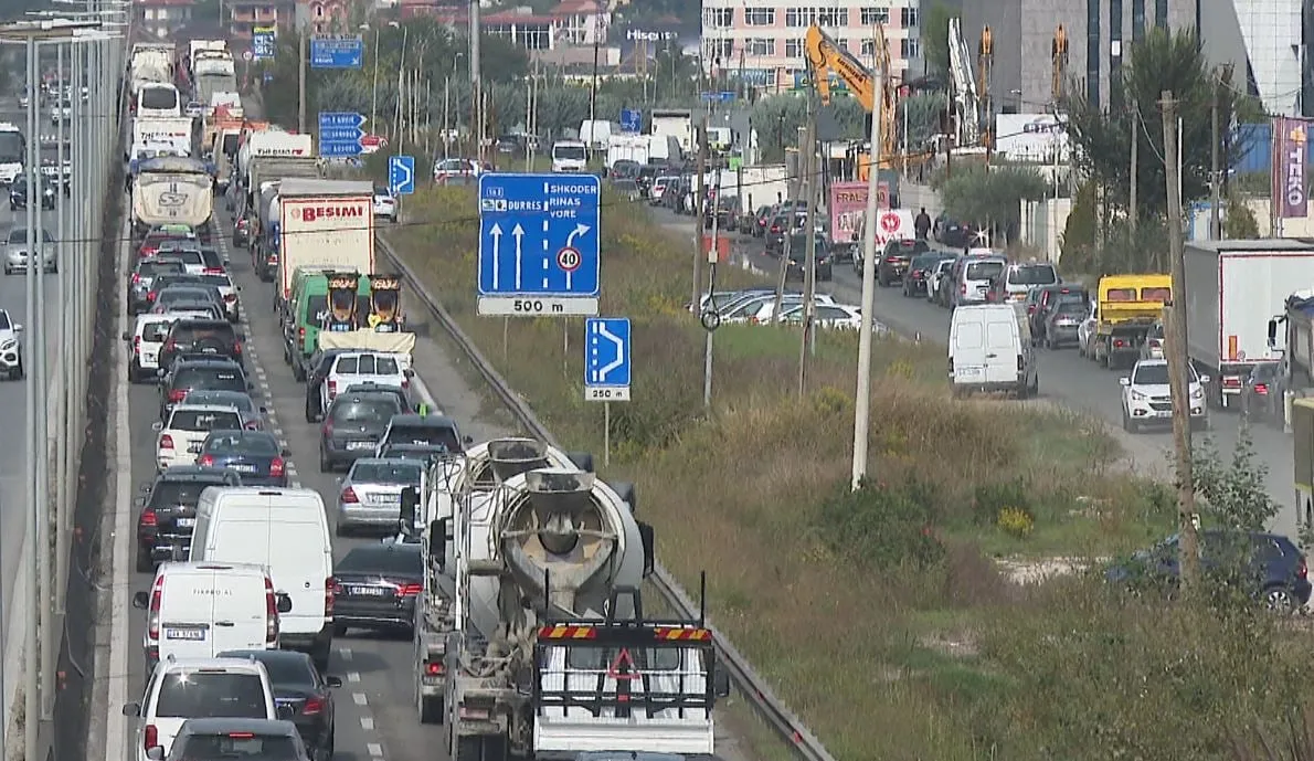 Mbyllja e autostradës Tiranë-Durrës/ “Paralizohen” rrugët e kryeqytetit, reagon policia