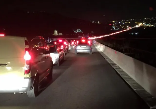 Mbyllja e autostradës, trafiku i rënduar zhvendoset edhe në hyrje të Elbasanit
