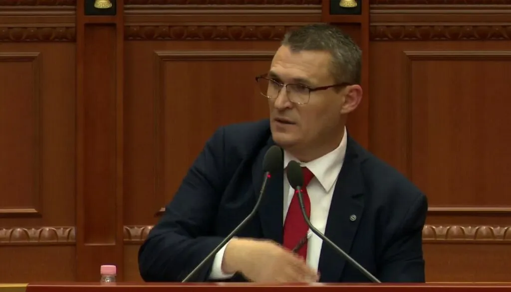 Altin Dumani flet në Kuvend për aeroportin e Vlorës
