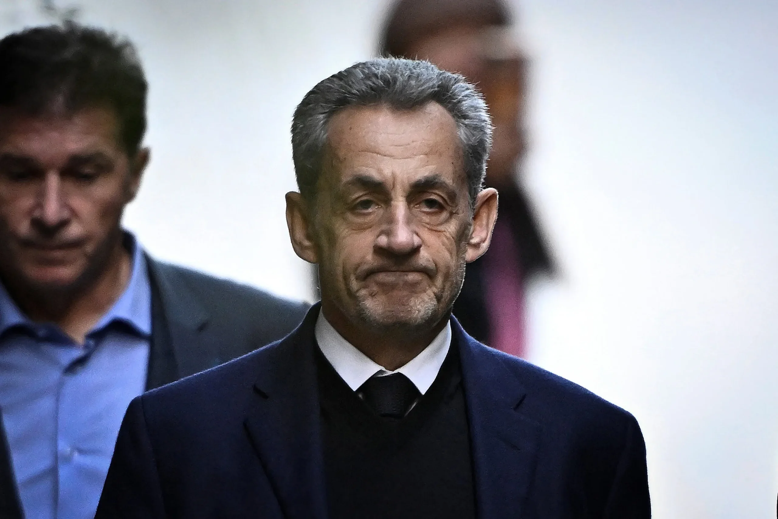 Ditari i burgut i Nicolas Sarkozy. Ish-presidenti i Francës ndan detaje se si po ia del mbanë pas hekurave.