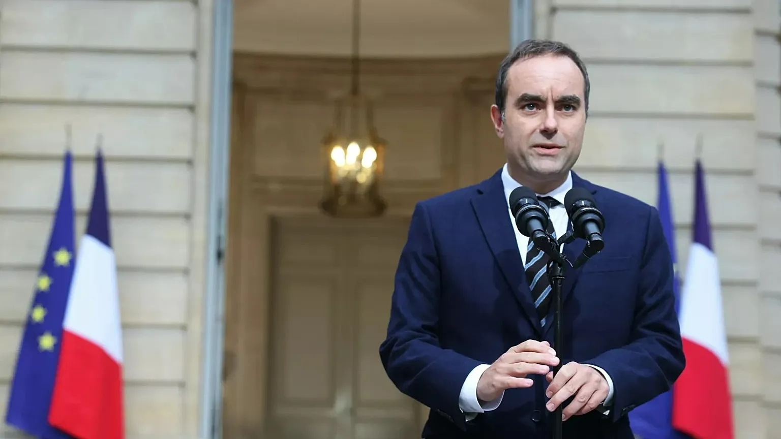 Kryeministri francez jep dorëheqjen pak orë pas prezantimit të kabinetit të tij