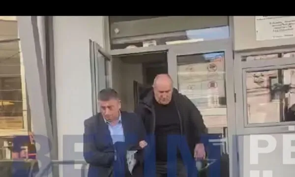 Prokurori arrestohet për ryfshet, momenti kur prangoset në zyrën e tij