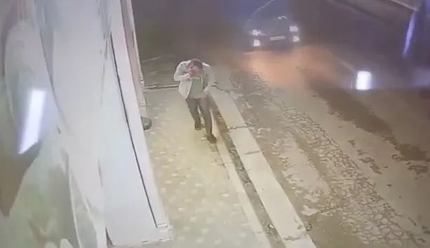 Vrasja në Babrru/ Momenti kur Arlind Demushi largohet pasi vrau me thikë Hajdard Ismailgecin
