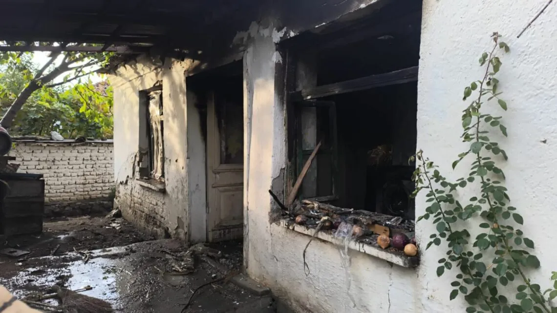 Zjarr në Maliq, shtëpia shkrumbohet nga flakët