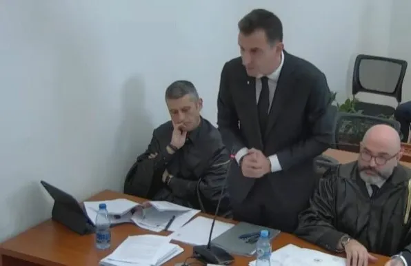 “E mora vesh mbledhjen nga televizori i burgut”, Veliaj për shkarkimin: S’kanë qenë kurrë kaq të shpejtë për të ndihmuar qytetarët!