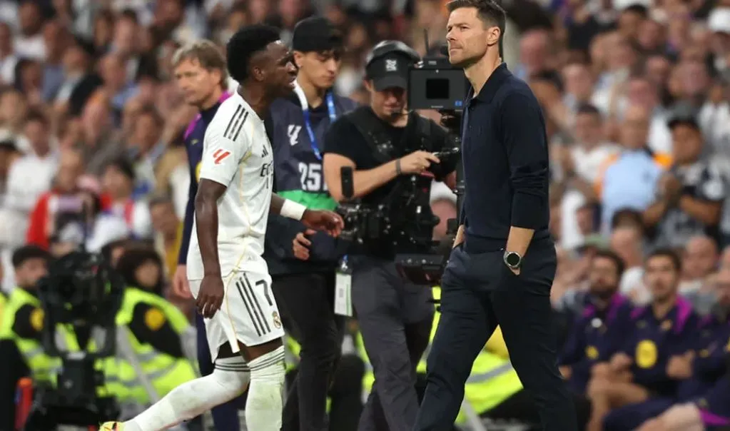 Kaosi në Real Madrid-Barcelona! Përplasja e Vinicius me Alonso kur e nxori nga loja: Dil shpejt, o idiot!