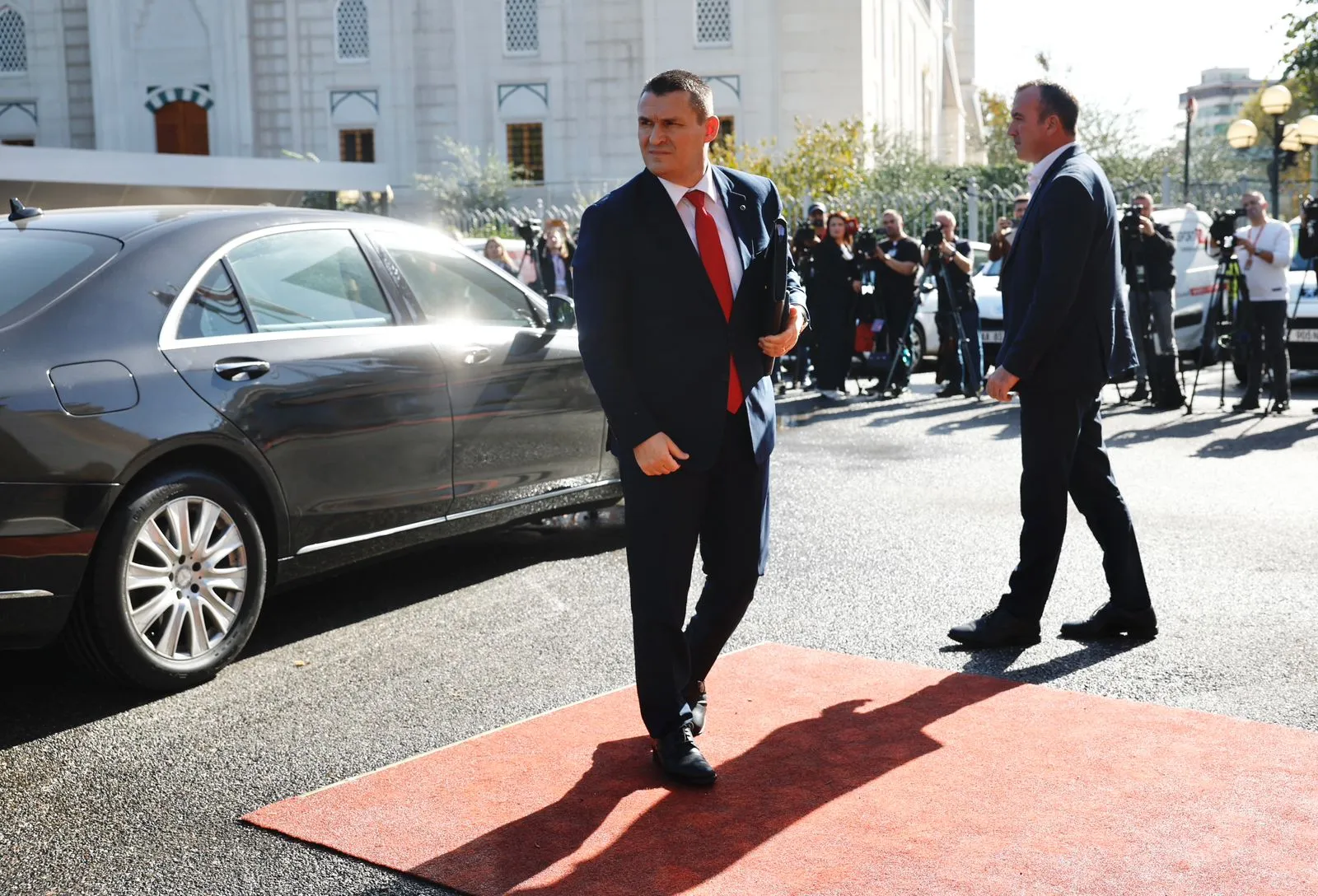 Do të raportojë për korrupsionin, kreu i SPAK  Altin Dumani mbërrin në Kuvend