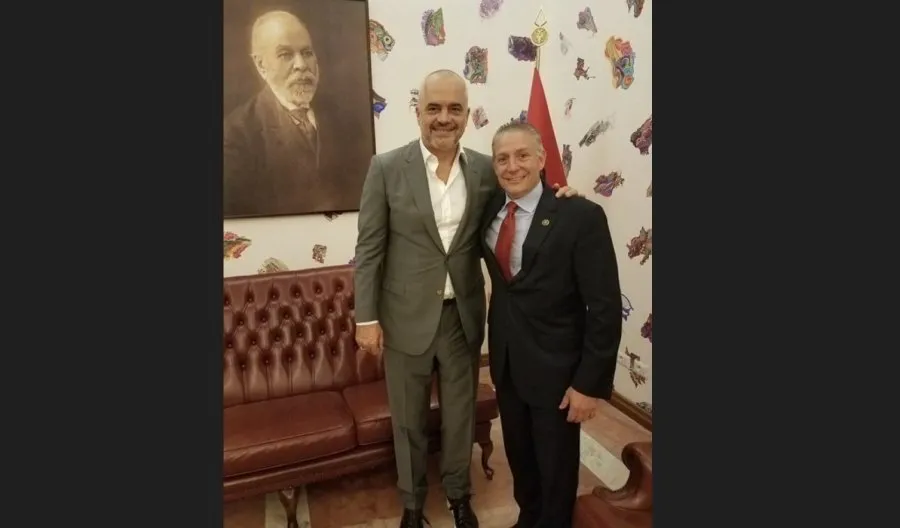 Ish-eksperti i Trump nxjerr foton e Ramës me McGonigal: Njëri është i burgosur…a do të rrëzohet dhe tjetri?