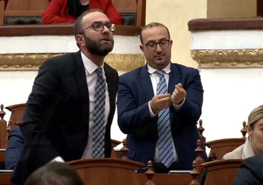 Tensione në Parlament, Bardhi përjashtohet nga seanca