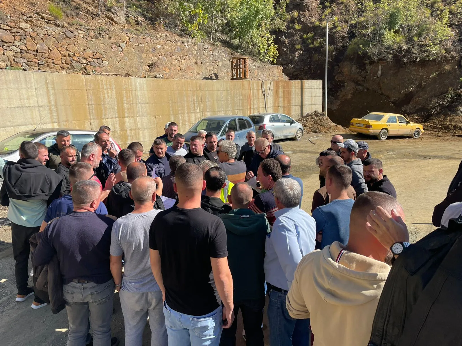 “Me marrë rrobat e me ik nga vendi ynë”/ Protestë në minierën e Spaçit, minatorët: Vetëm i vdekur futem aty!