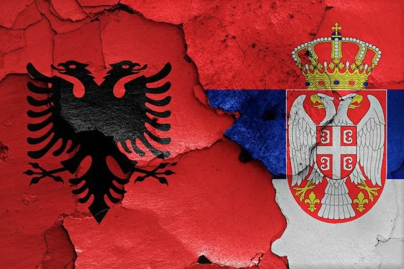 Serbia provokon para ndeshjes me Shqipërinë, “zhduk” flamurin shqiptar