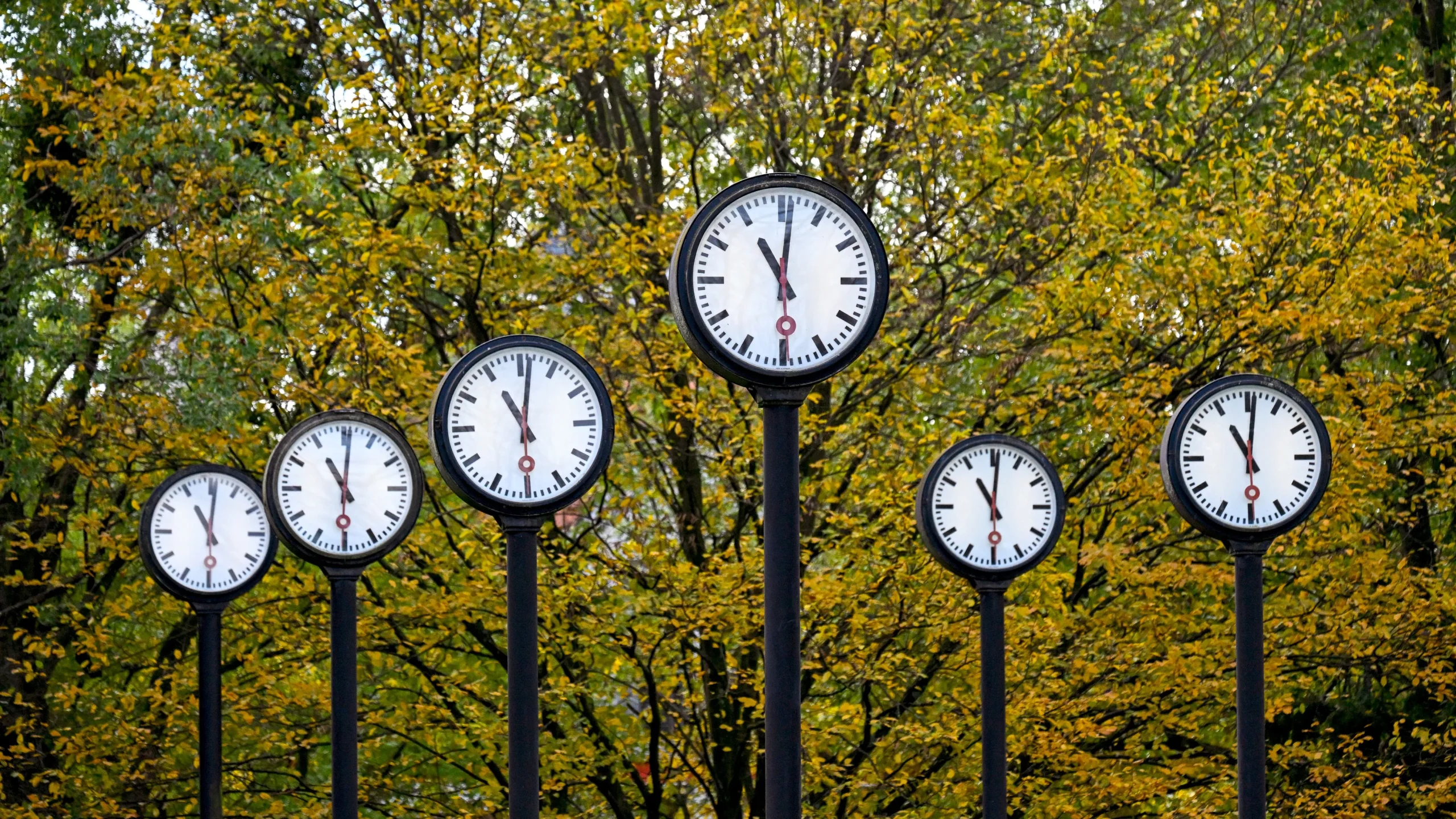 Rikthehet ora diellore! Sonte në orën 03:00, akrepat shkojnë 60 minuta pas!