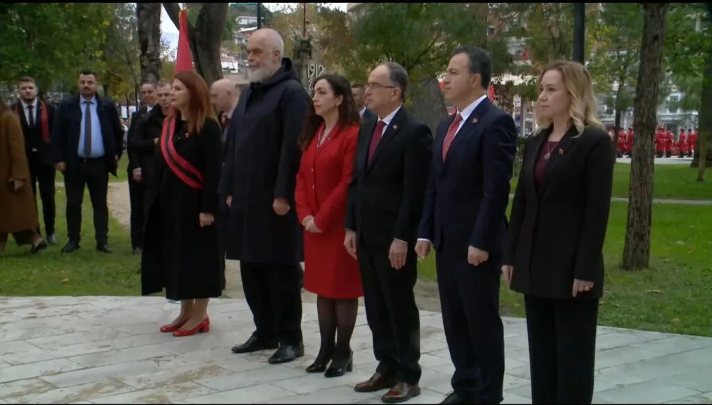 113 vite pavarësi, mbahet ceremonia e ngritjes së flamurit në Vlorë