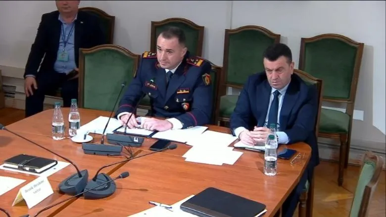 “Internove oficerin që të arrestoi shokun trafikant, i ke dhënë mesazhin me të ndyrë policisë”. Deputetët kryqëzojnë kreun e policisë, Ilir Proda (VIDEO)