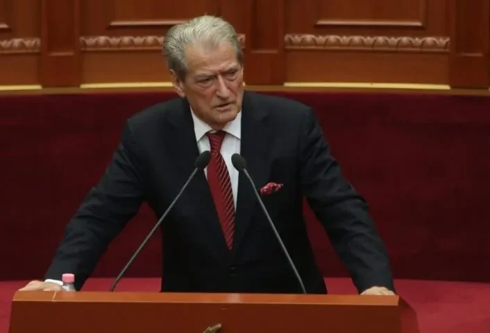 Sali Berisha përjashtohet 10 ditë nga Kuvendi