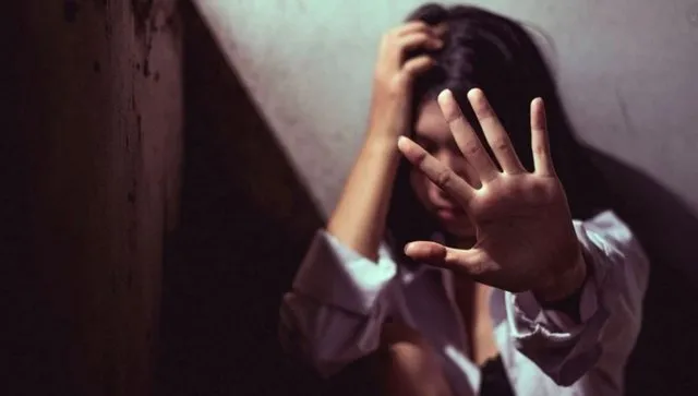 Greqi/ 14-vjeçarja shqiptare dhunohet nga e ëma se ishte shtatzënë, aborton fëmijën