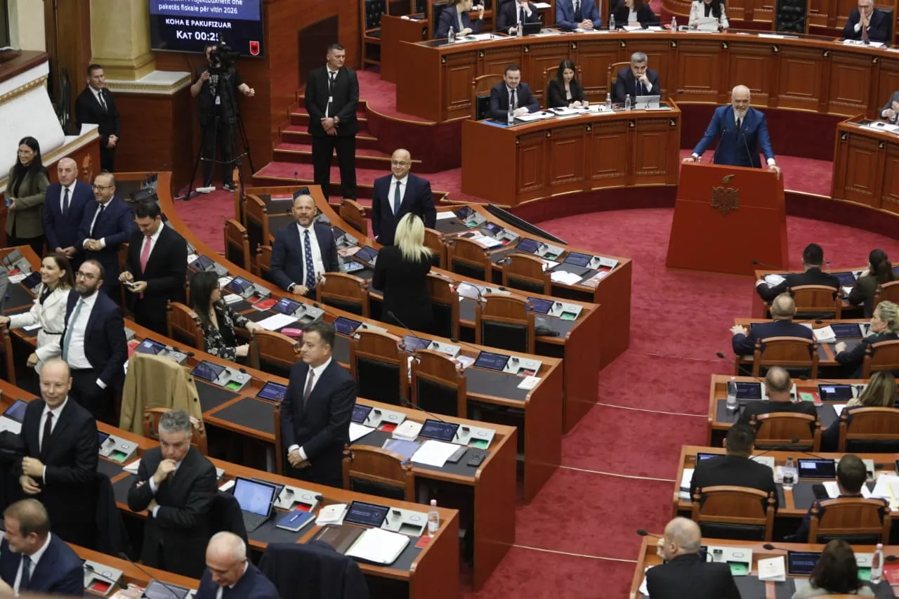 VIDEO/ PD saboton Ramën gjatë fjalimit të tij në Kuvend. Deputetët i kthejnë kurrizin