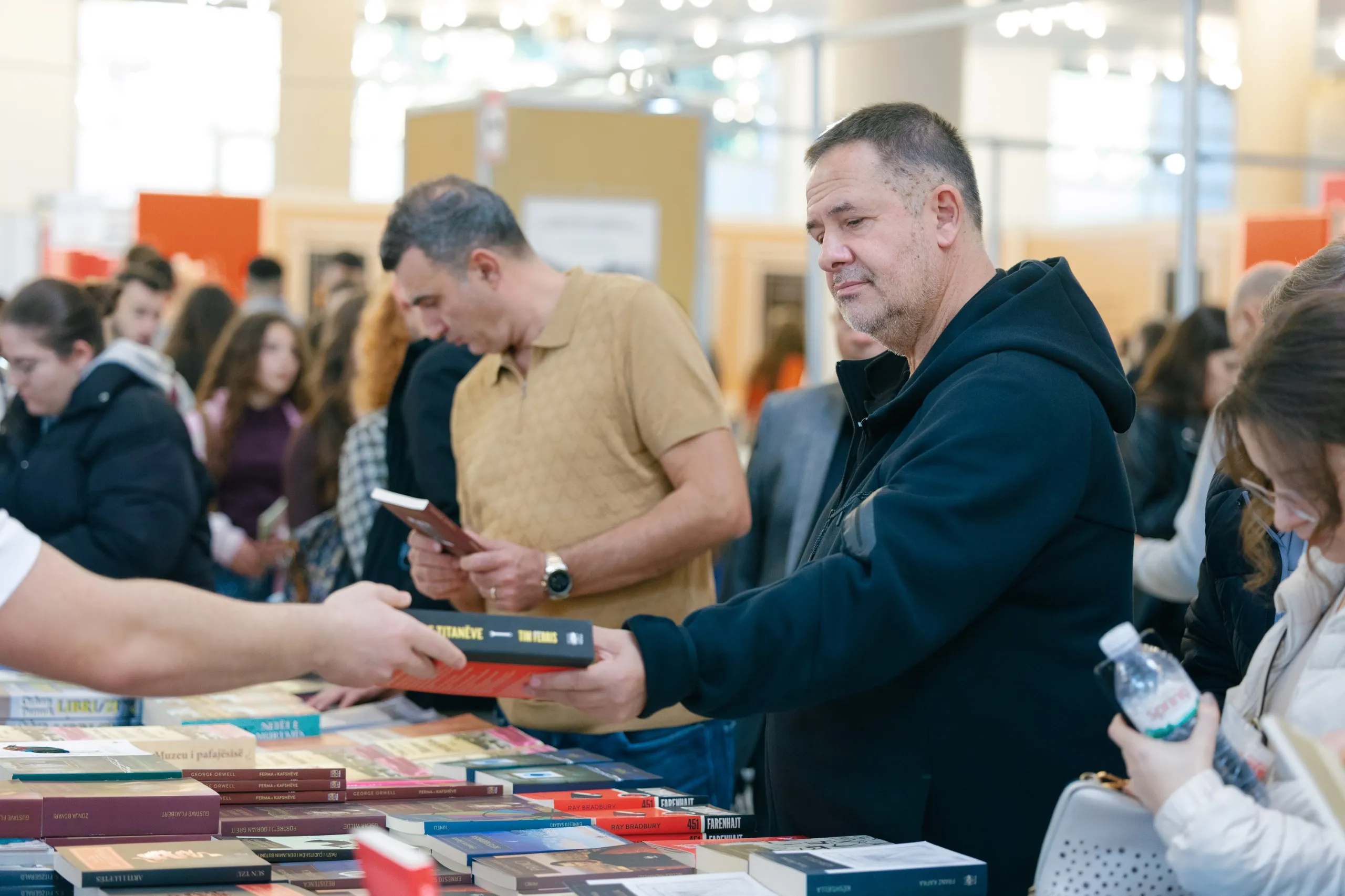 Samir Mane në Panairin e Librit – Çfarë bleu këtë vit sipërmarrësi shqiptar i listësForbes?