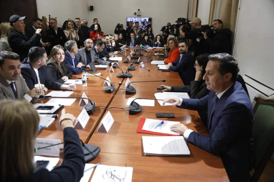 Debate në komision, Balluku shmang raportimin për buxhetin. Bardhi: Fshihet si kriminele