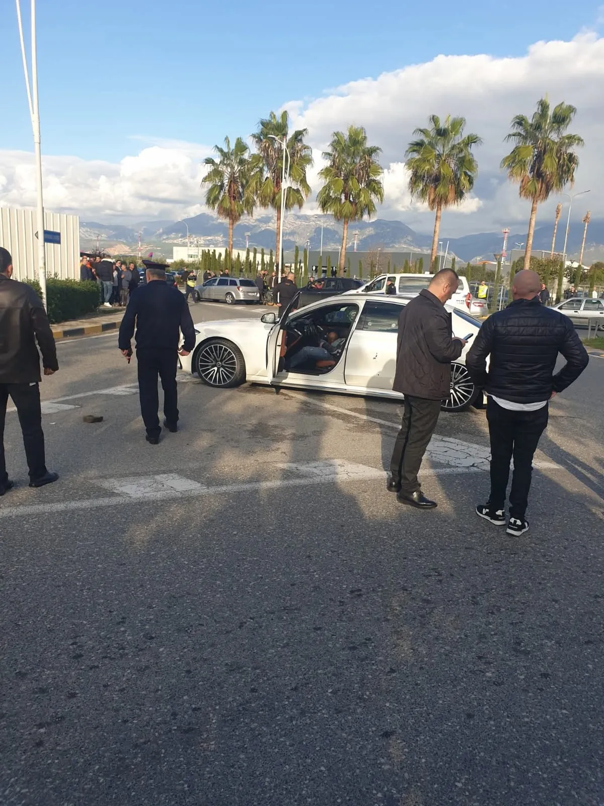 Bashkë në makinë dhe në udhëtim/ Zbulohet lidhja mes agjentit të policisë dhe Danit