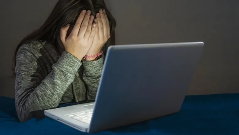 Dhunë digjitale tek 1 në 2 gra/ Në Shqipëri, 41% e grave e vajzave kanë përjetuar një nga format e abuzimeve online