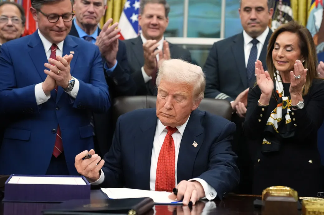 Trump nënshkruan projektligjin, merr fund mbyllja e qeverisë amerikane