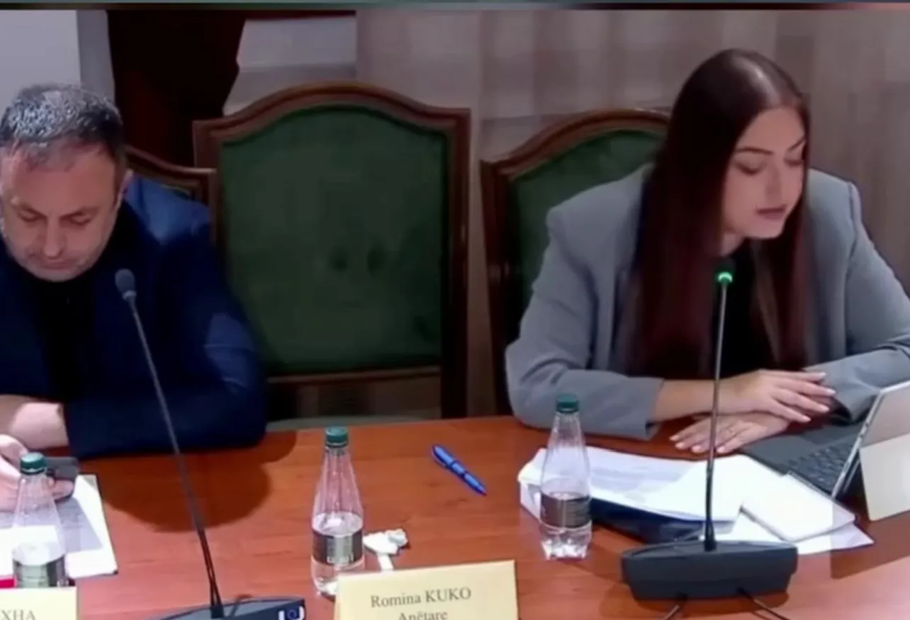 “E the gabim”- Sara Mila ngatërrohet në prezantimin e projektligjit: E thashë siç ma shkruajtët