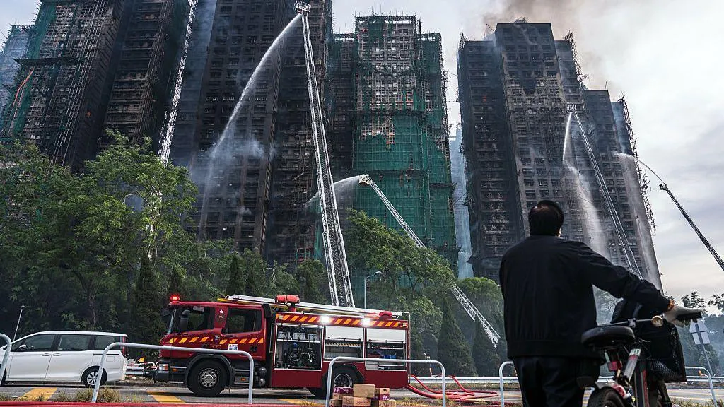 Zjarri në bllokun e pallateve në Hong Kong, raportohet për 44 viktima! Më shumë se 270 persona të zhdukur
