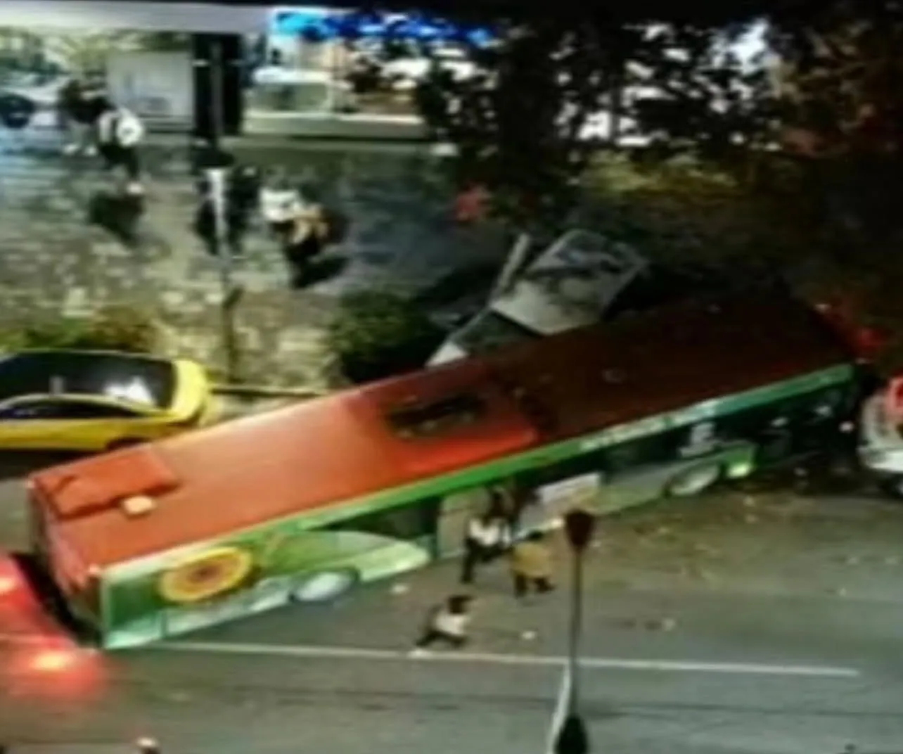 (VIDEO) Autobusi “Green Line” i Nadir Çaushollit merr përpara vajzën me biçikletë te “Pallati me Shigjeta”! Momenti kur e përplas