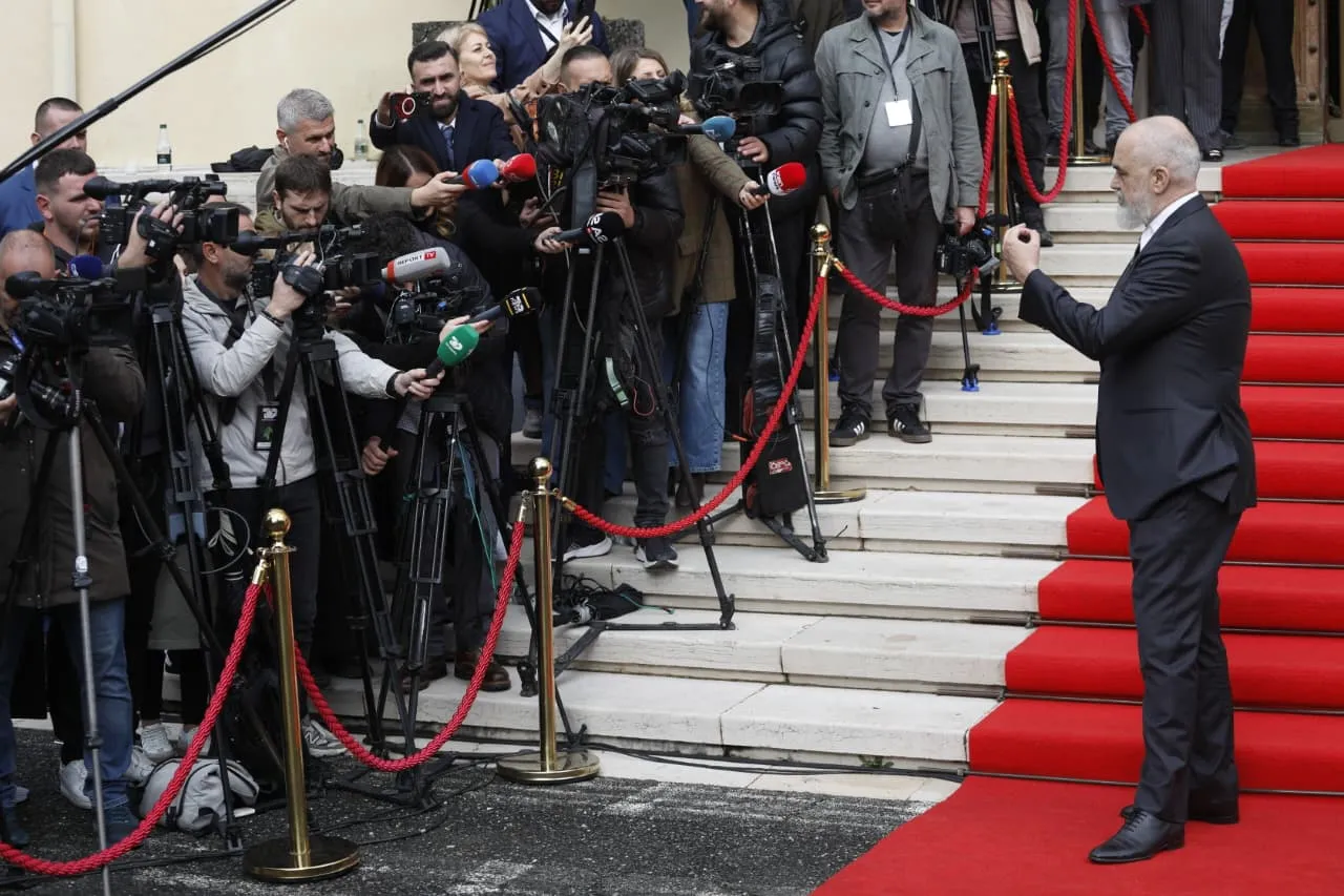 “A do ta shkarkoni Ballukun?”/ Rama përplaset me gazetarët: Kaq të vështirë e keni…