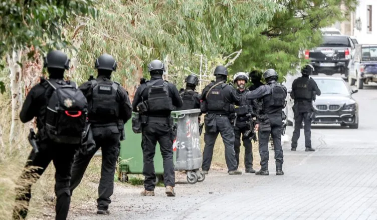Bomba dhe mbi 2 mijë plumba/ Masakër në Kretë, çfarë ndodhi këtë të shtunë në ishullin grek