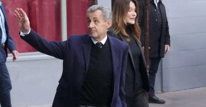 Sarkozy reagon pas daljes nga burgu