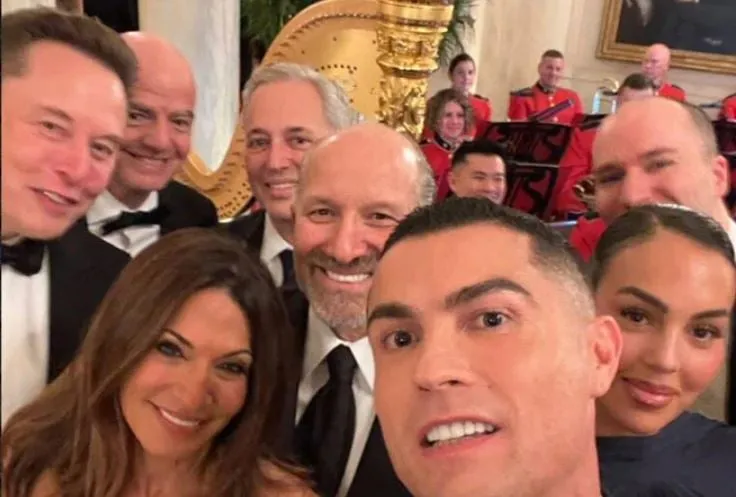 Cristiano Ronaldo publikon selfien nga Shtëpia e Bardhë