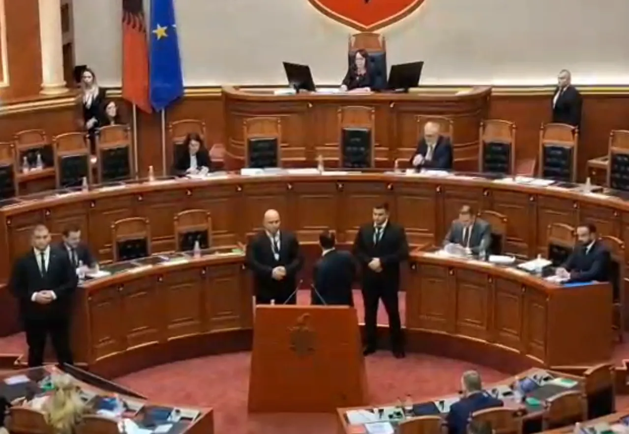 Tensione në Kuvend / Balliu përplaset me nënkryetaren e Kuvendit, ndërhyn Garda (VIDEO)