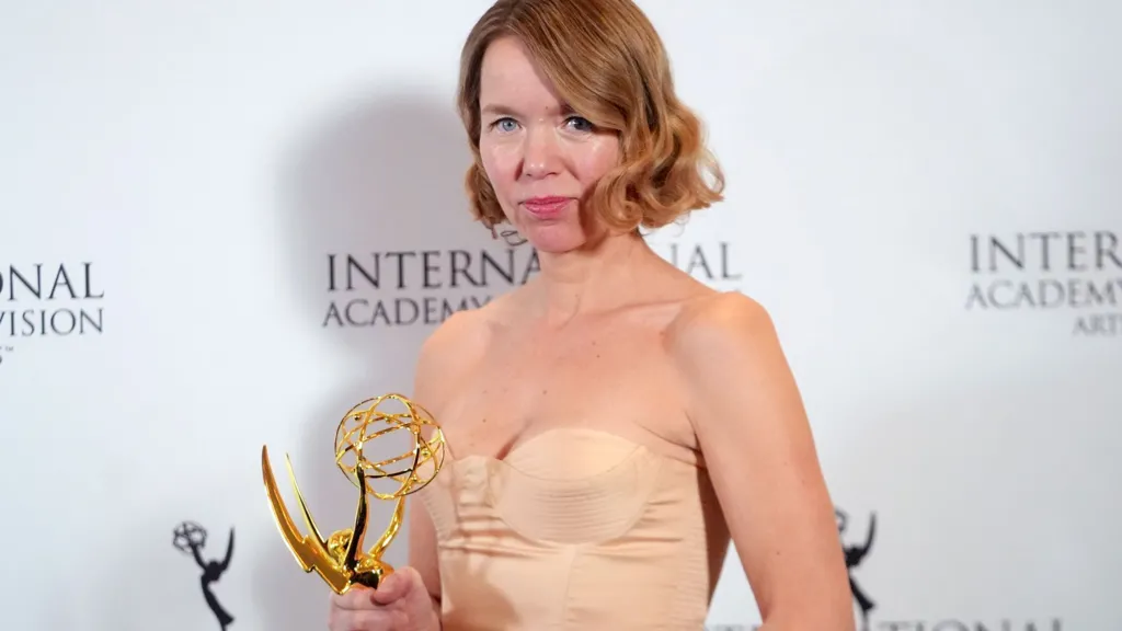 Serialet britanike “Rivals” dhe “Ludwig” triumfojnë në Emmy Awards