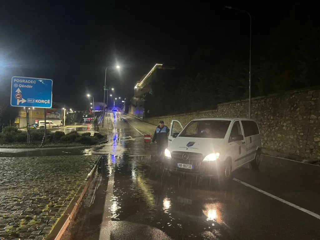 Bllokohet rruga në Qafë Thanë, shkak rreziku nga gurët