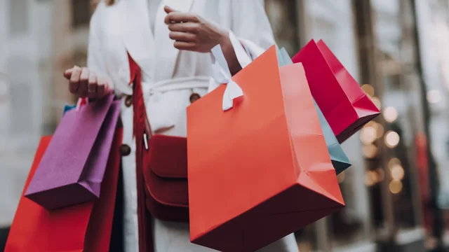 Nesër “Black Friday”/ Çfarë duhet të dini për ditën e uljeve drastike