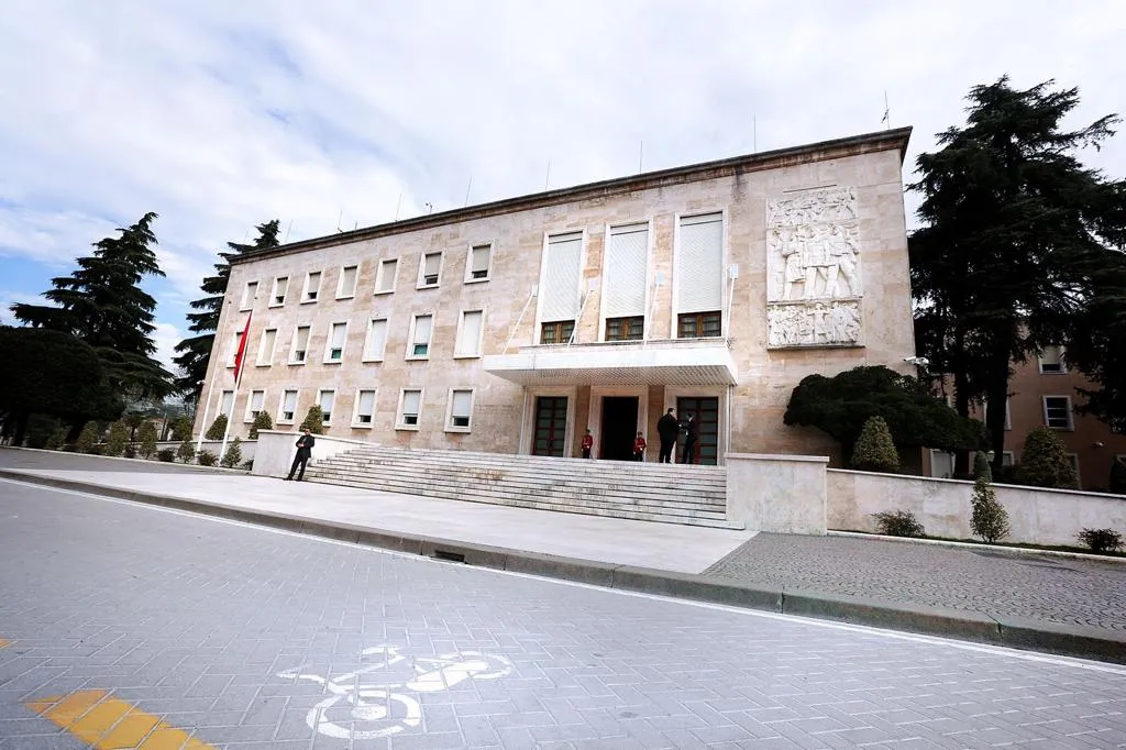 Kryeministri Rama mbledh qeverinë, e para pa prezencën e Ballukut pas pezullimit nga detyra
