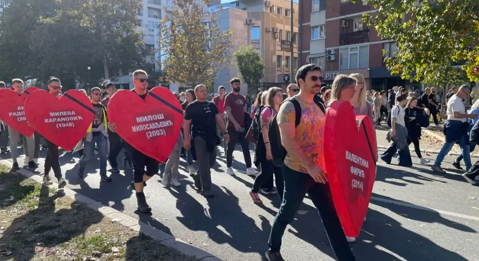 Serbia shënon 1-vjetorin e tragjedisë në Novi Sad, mijëra studentë marshojnë