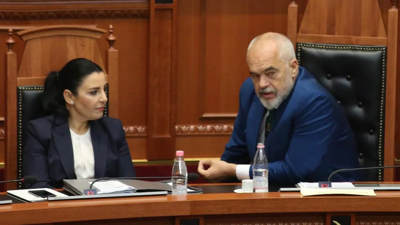 Belinda Balluku, “kurbani i përsosur” i sistemit të mollëve të Edi Ramës