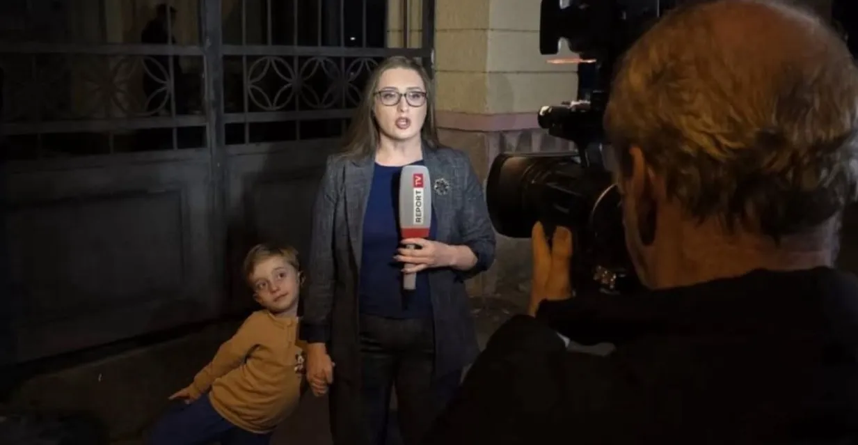 “Në krah të mamasë edhe në punë”- Fotoja e gazetares me djalin gjatë raportimit LIVE