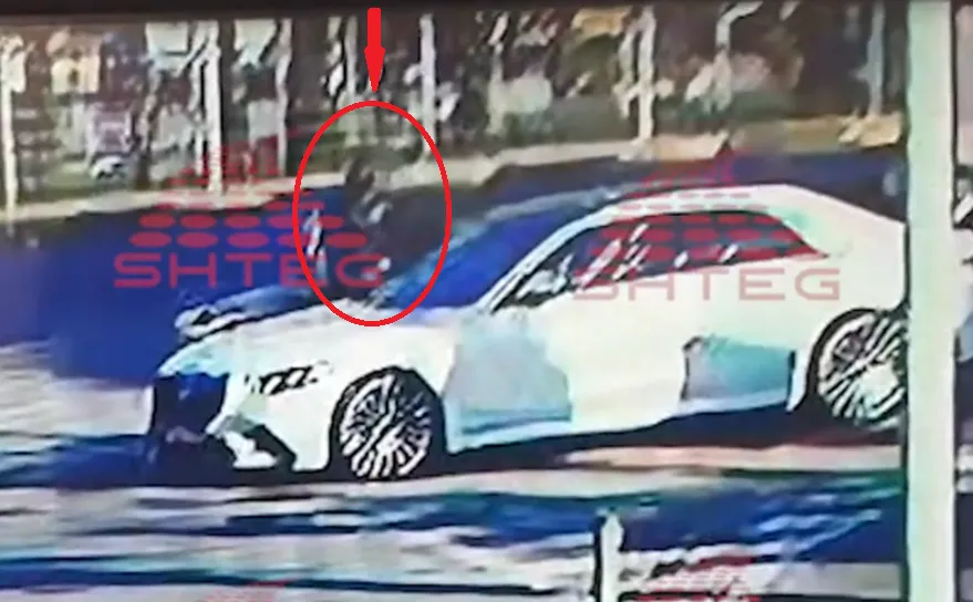 2 min pas ekzekutimit të Danit në Rinas, autokolona prej 4 makinash e delegacionit zytar kalon para Benz-it